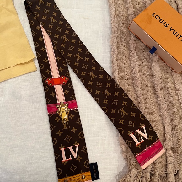Louis Vuitton Women’s Scarf - Picture 2 of 9